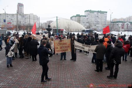 Москва. Жители «дома с трещиной» вышли на митинг в Жулебино