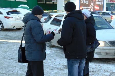 «Люблю жену, голосую за КПРФ!». В день влюбленных барнаульские коммунисты провели одиночные пикеты