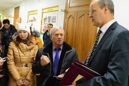 Алтайский край. Депутат-коммунист Сергей Юрченко провел открытую встречу с выпускниками вуза, оставшимися без дипломов