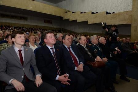 Новосибирск. В ДК «Прогресс» прошел праздник в честь Дня Советской армии и Военно-морского флота, организованный КПРФ