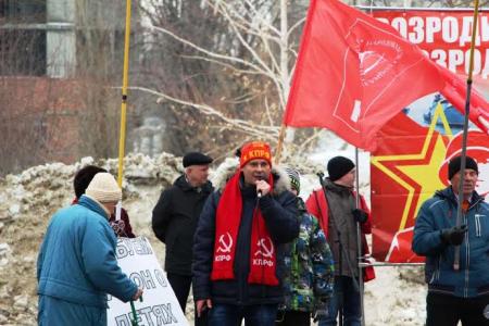 «Укрепим армию – отстоим Россию!». Демонстрация и митинг КПРФ в Саратове