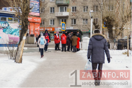 Читинское городское отделение КПРФ вышло с серией одиночных пикетов на тему катастрофической ситуации в экономике Забайкальского края