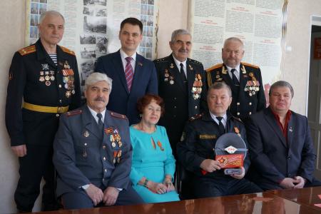 Приморский край. Депутат-коммунист Госдумы Алексей Корниенко вручил награды и подарок активистам общественных ветеранских организаций города Артёма