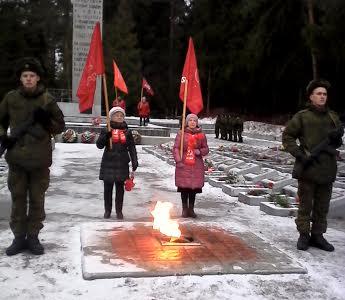 Коммунисты Ленинградской области провели серию пикетов в День Советской Армии и Военно-морского флота
