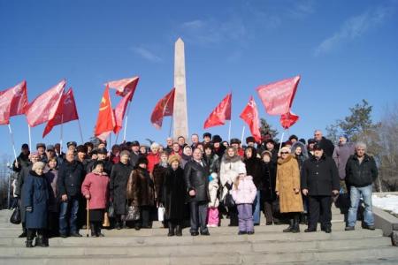В день 98-ой годовщины создания Красной Армии сталинградские коммунисты возложили цветы к Вечному огню