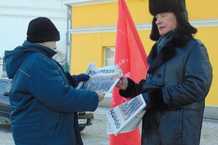 Барнаульские коммунисты на пикетах раздавали газету «Правда» с отчетом фракции КПРФ в Госдуме