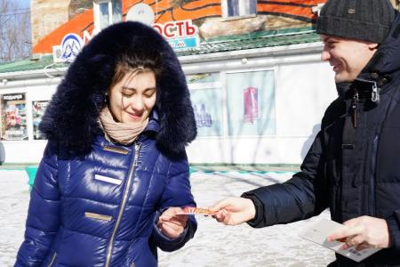 Приморский край. В день Советской Армии в городе Артёме возложили цветы к мемориалу и провели праздничный пикет