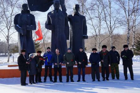 Приморский край. В день Советской Армии в городе Артёме возложили цветы к мемориалу и провели праздничный пикет