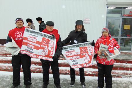 «Законодательные инициативы КПРФ – в массы!». Барнаульские коммунисты провели пикеты 