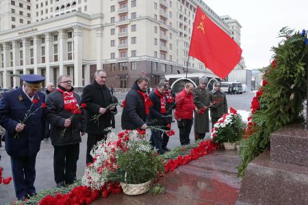 В память о героях – защитниках Родины. Делегация ЦК КПРФ возложила венок и цветы к Могиле Неизвестного солдата