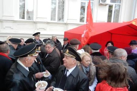 Севастопольские коммунисты торжественно отметили День Советской Армии и Военно-морского флота
