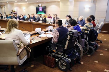 Рост смертности, скученность и социальная изоляция. В Мосгордуме обсудили проблемы нарушения прав москвичей в учреждениях соцобслуживания