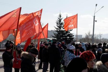 Забайкальские коммунисты возложили цветы к Вечному огню в честь Дня Советской Армии и Военно-морского Флота