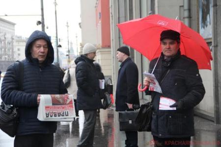 Депутаты-коммунисты выставили красные кубы возле московской Мэрии