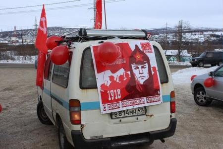 Красный автопоезд в городе. Акция магаданских коммунистов