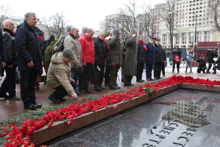 В память о героях – защитниках Родины. Делегация ЦК КПРФ возложила венок и цветы к Могиле Неизвестного солдата