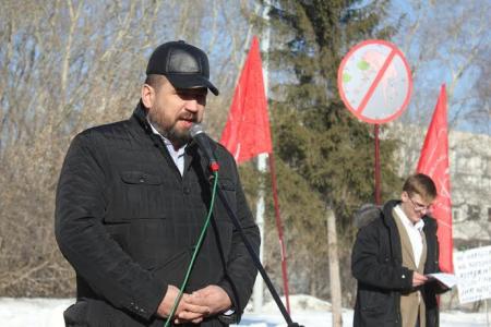 Свердловские коммунисты провели митинг за сохранение парка «Зеленая роща»