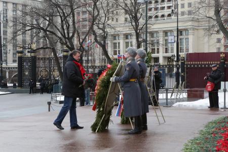В память о героях – защитниках Родины. Делегация ЦК КПРФ возложила венок и цветы к Могиле Неизвестного солдата