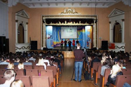 Команда челябинских комсомольцев "Красные в городе" достойно выступила на смотре КВН