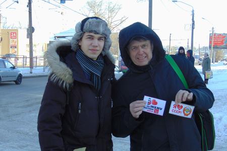 «Люблю жену, голосую за КПРФ!». В день влюбленных барнаульские коммунисты провели одиночные пикеты