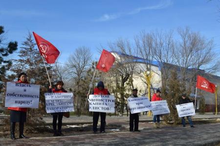 В Республике Калмыкия прошли пикеты–протесты в защиту социальных прав граждан