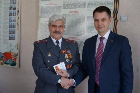 Приморский край. Депутат-коммунист Госдумы Алексей Корниенко вручил награды и подарок активистам общественных ветеранских организаций города Артёма