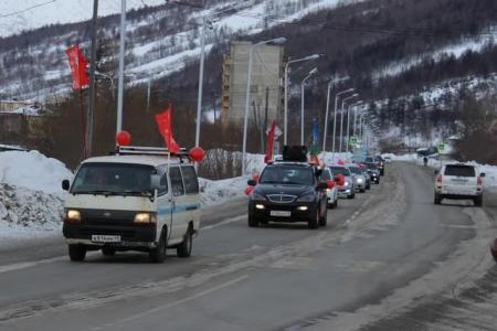 Красный автопоезд в городе. Акция магаданских коммунистов