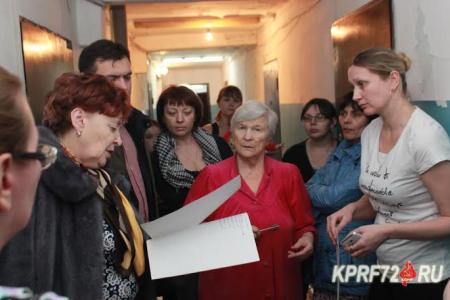Жителей обрушившегося дома в Тюмени выставляют на улицу