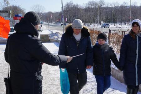 Приморский край. В день Советской Армии в городе Артёме возложили цветы к мемориалу и провели праздничный пикет