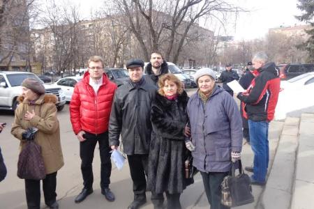 Москвичи и депутаты-коммунисты защищают старый столичный кинотеатр "Баку"