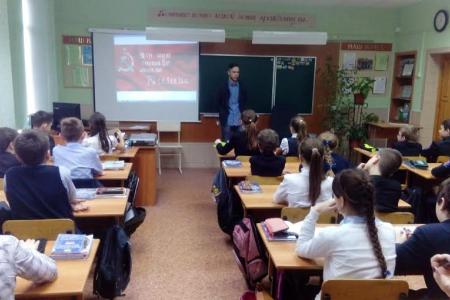 Белгородская область. Комсомольцы ежедневно проводят школьные уроки в рамках проекта "Копия Знамени Победы"