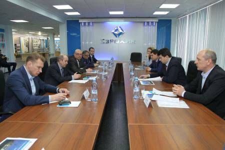 Олег Лебедев встретился с рабочими химического комбината «Азот» в городе Новомосковске Тульской области