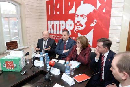 Новосибирские депутаты-коммунисты рассказали об антикризисной программе КПРФ и передали 35 тысяч подписей за индексацию пенсий