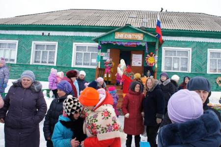 Курганская область. Коммунисты помогли проводить зиму новоильинцам