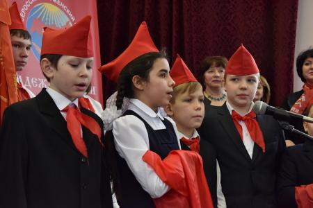 «Мы должны сплотить все патриотические силы и восстать против этого безумия». Г.А. Зюганов обратился к Всероссийскому женскому форуму с просьбой поддержать КПРФ на предстоящих выборах