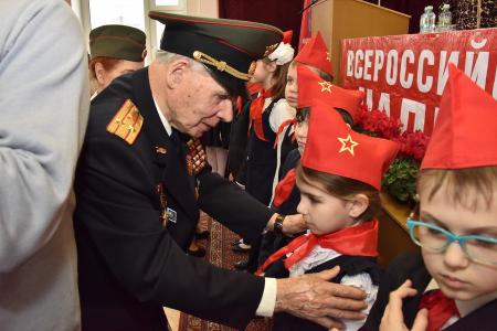 «Мы должны сплотить все патриотические силы и восстать против этого безумия». Г.А. Зюганов обратился к Всероссийскому женскому форуму с просьбой поддержать КПРФ на предстоящих выборах