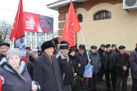 Памятник Сталину в Пензе засыпали цветами