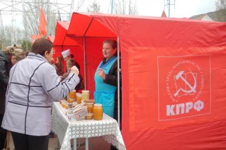 Севастопольские коммунисты отметили в Балаклаве масленицу