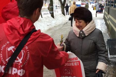 Первый секретарь Ивановского обкома КПРФ В.В. Клёнов лично поздравил жительниц Иваново с Международным женским днём