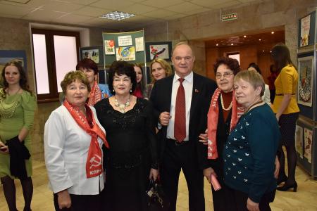 «Мы должны сплотить все патриотические силы и восстать против этого безумия». Г.А. Зюганов обратился к Всероссийскому женскому форуму с просьбой поддержать КПРФ на предстоящих выборах