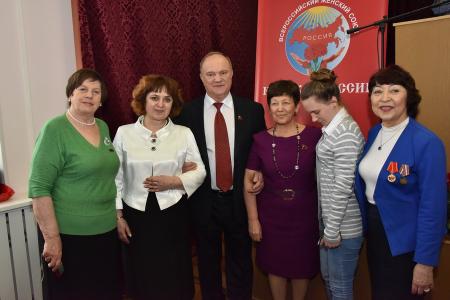 «Мы должны сплотить все патриотические силы и восстать против этого безумия». Г.А. Зюганов обратился к Всероссийскому женскому форуму с просьбой поддержать КПРФ на предстоящих выборах