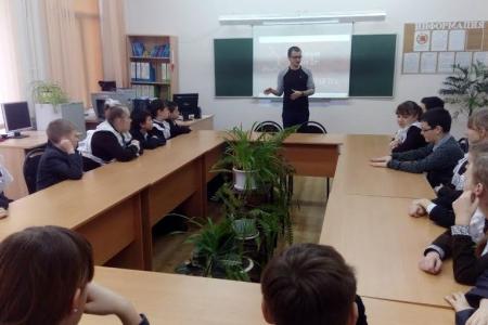 Белгородская область. Комсомольцы ежедневно проводят школьные уроки в рамках проекта "Копия Знамени Победы"