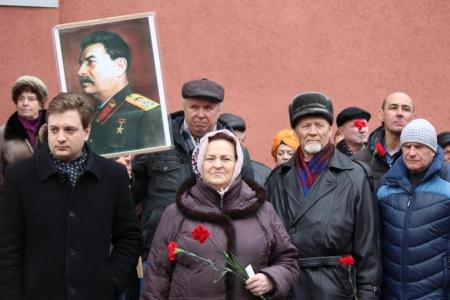 Памятник Сталину в Пензе засыпали цветами