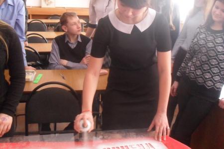 Челябинская область. Комсомольцы Златоуста провели патриотический урок "Я знаю, как выглядит Знамя Победы"