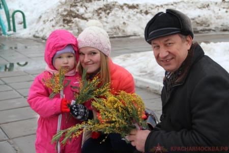 Валерий Рашкин подарил цветы женщинам на улицах Москвы