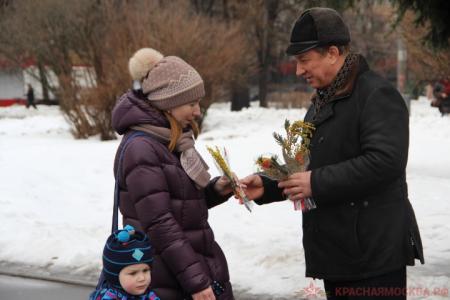 Валерий Рашкин подарил цветы женщинам на улицах Москвы