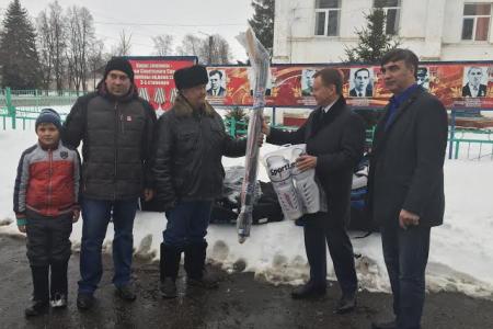 Депутат-коммунист Денис Вороненков подарил команде Краснооктябрьского района Нижегородской области полный комплект хоккейной формы