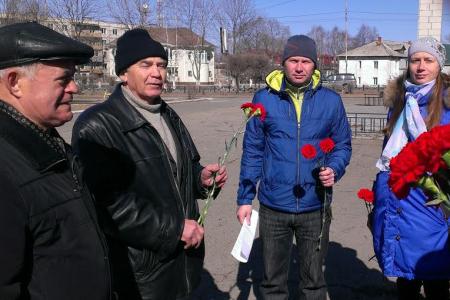 Приморский край. Коммунисты города Артёма возложили цветы к памятнику революционеру Ф.А. Сергееву (Артёму)