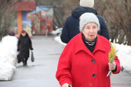 Валерий Рашкин подарил цветы женщинам на улицах Москвы
