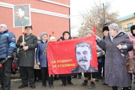 Памятник Сталину в Пензе засыпали цветами